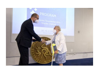 Emeritní hlavní sestra Pečenková získala Pamětní medaili krajského hejtmana