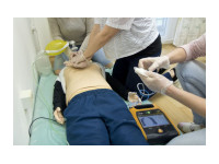 použití AED, nalepení defibrilačních elektrod